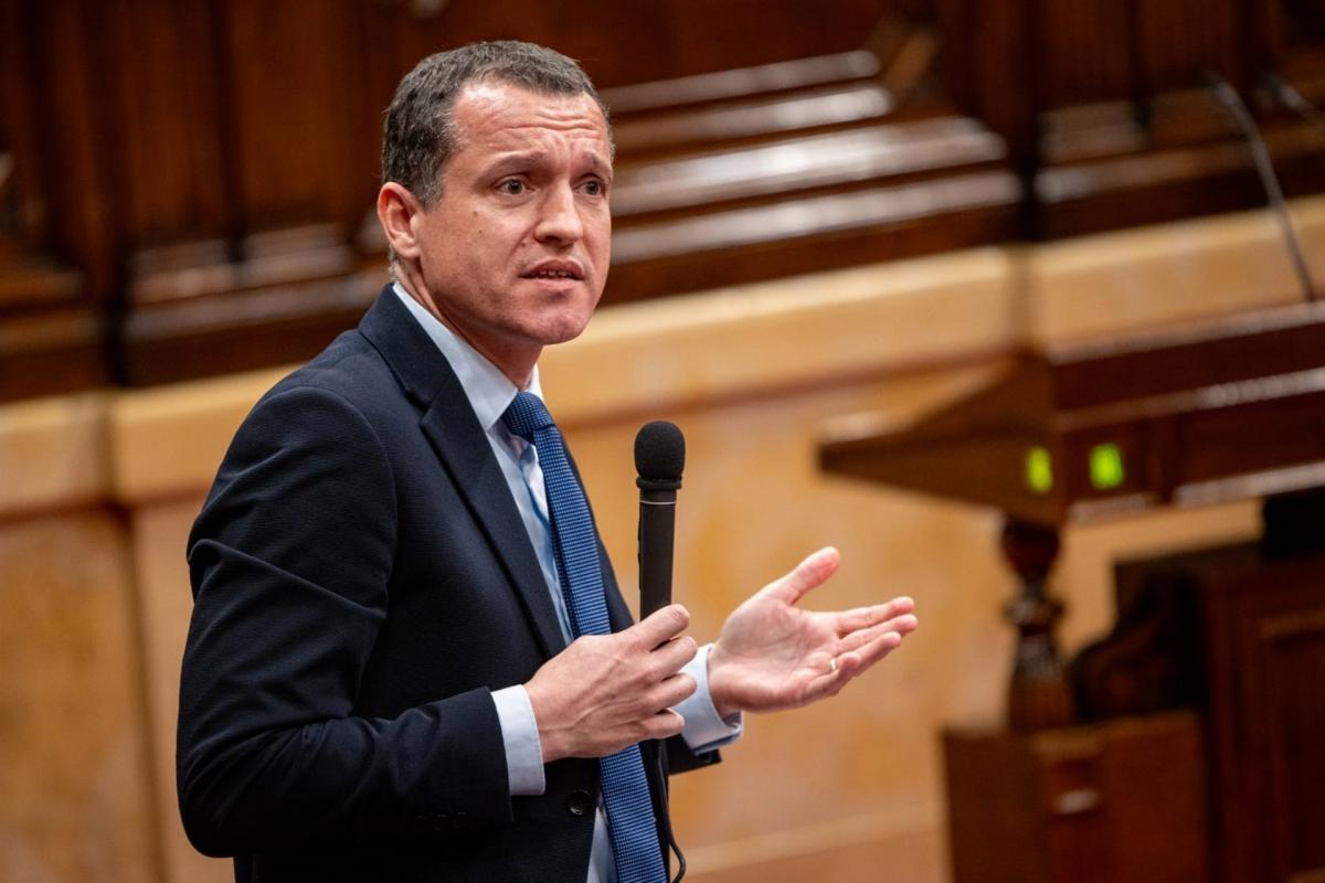 El conseller de Agricultura, Ganadería, Pesca y Alimentación de la Generalitat, Òscar Ordeig, en el pleno de este miércoles