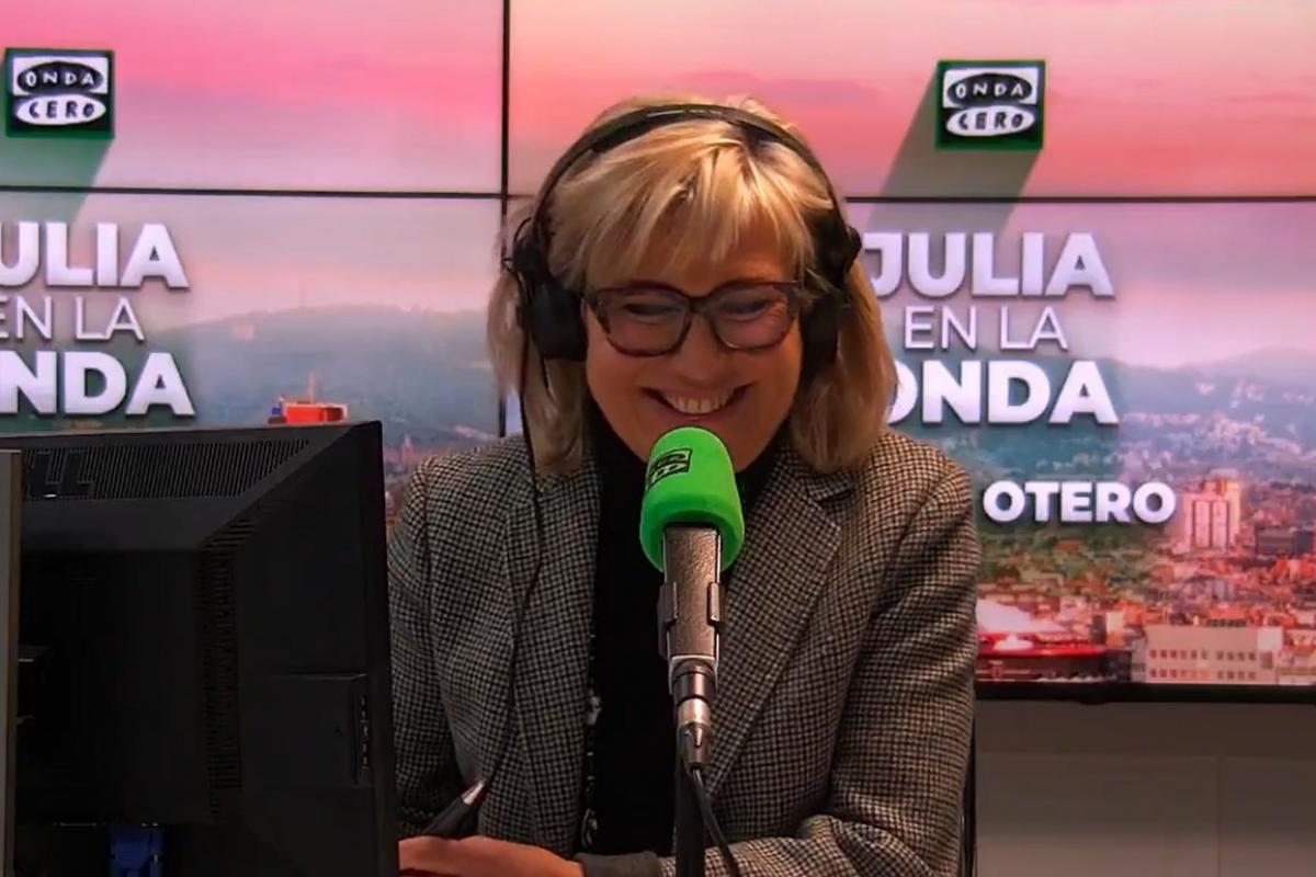 Julia Otero no se aguanta la risa en 'Julia en la Onda'.