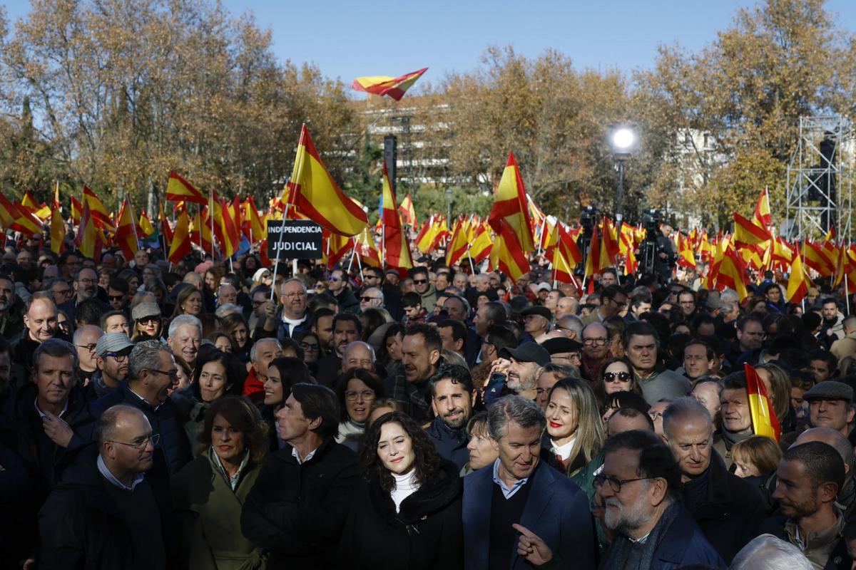Foto de la manifestación del PP y muchas personas con la bandera de España.