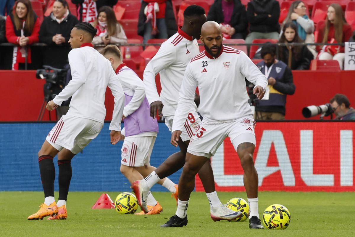 Jugadores del Sevilla F.C. entrenan en los minutos previos al partido de este domingo.