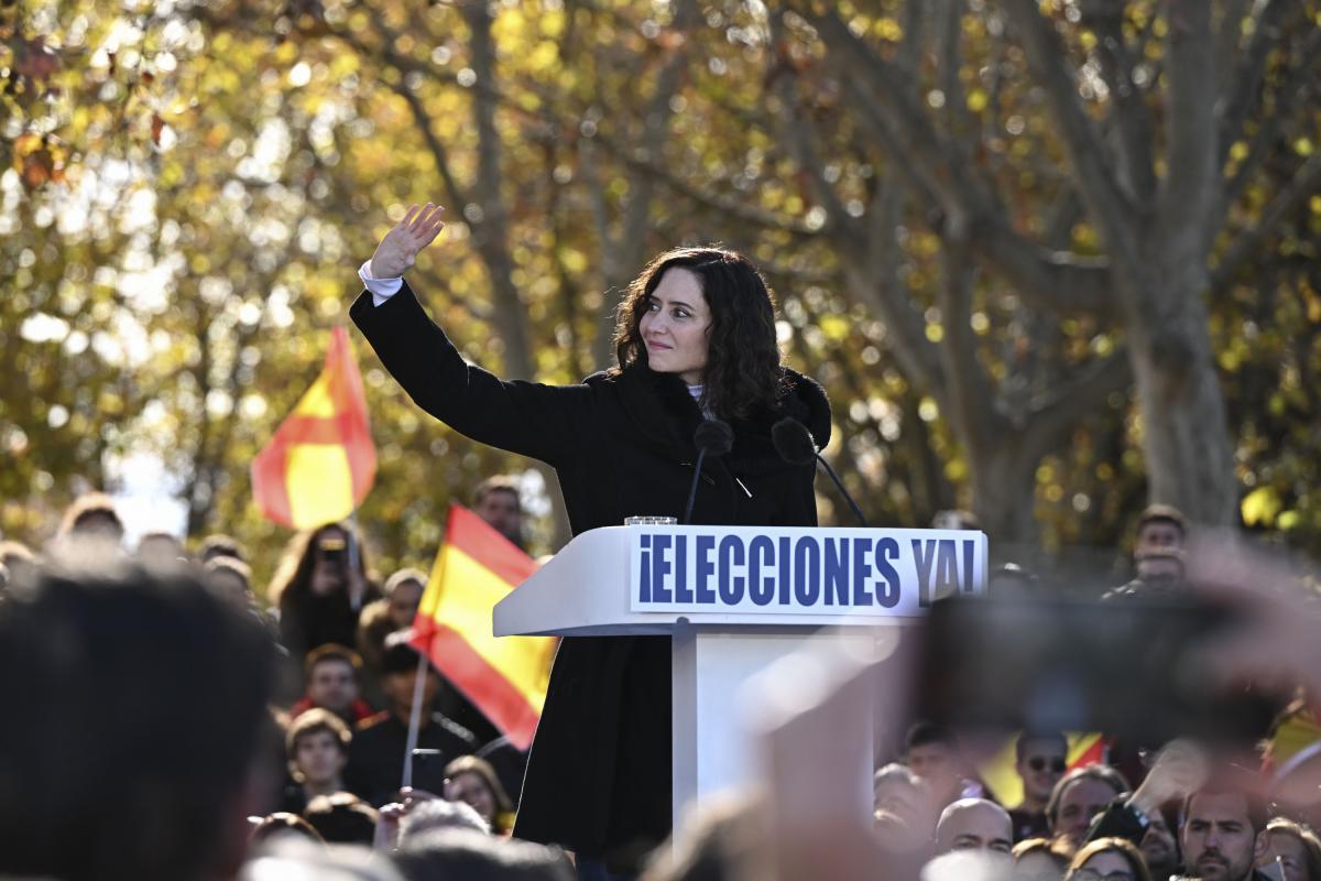 La presidenta de la Comunidad de Madrid, Isabel Díaz Ayuso, ofrece un discurso durante la concentración contra el Gobierno de Pedro Sánchez, por los casos de corrupción que protagonizan José Luis Ábalos, Koldo García y Santos Cerdán, convocada por el Partido Popular (PP) en el Templo de Debod en Madrid, este domingo. EFE/ Fernando Villar