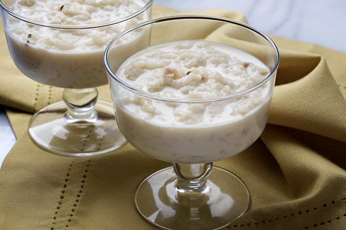 Una copa de un cremoso arroz con leche y canela