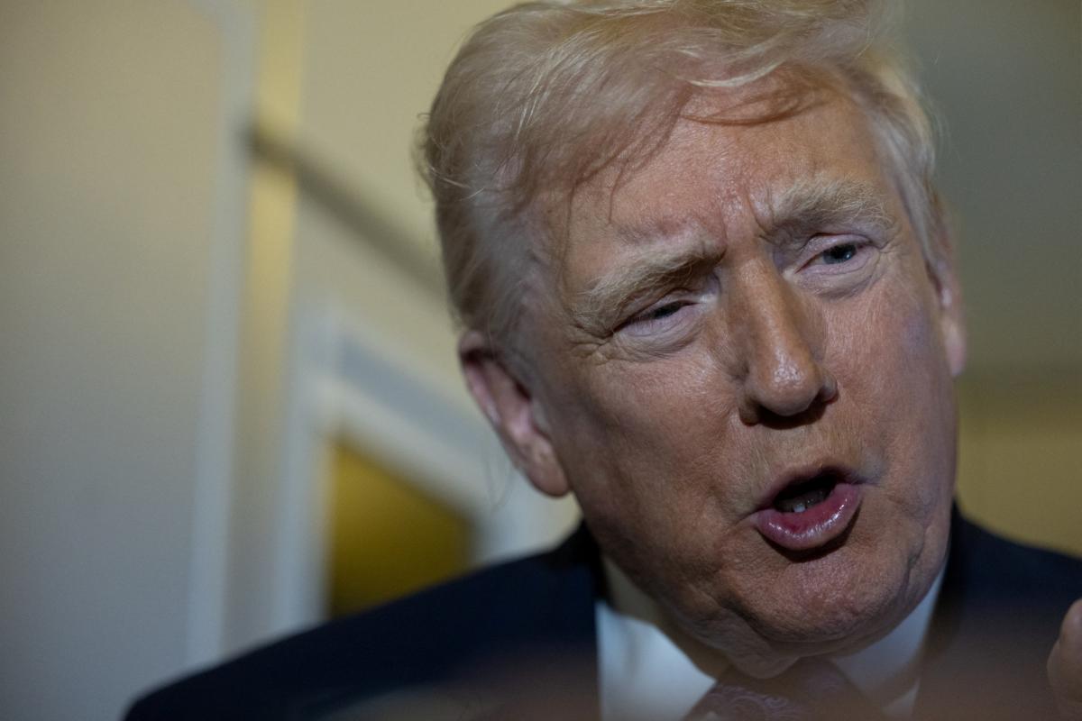 El presidente de EEUU, Donald Trump, habla con la prensa durante su viaje a Washington desde el Aeropuerto Internacional de Palm Beach (Florida), el 30 de noviembre de 2025.