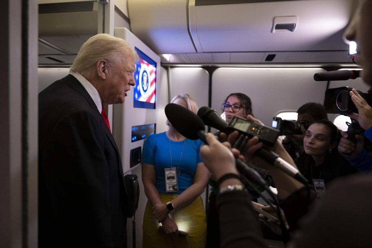 El presidente de los EEUU, Donald Trump, habla con la prensa en el Air Force ONe.