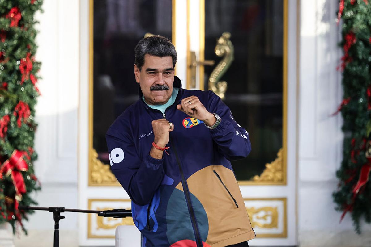 El presidente de Venezuela, Nicolás Maduro, baila durante una marcha del Día del Estudiante Venezolano en el Palacio de Miraflores, el 21 de noviembre de 2025.