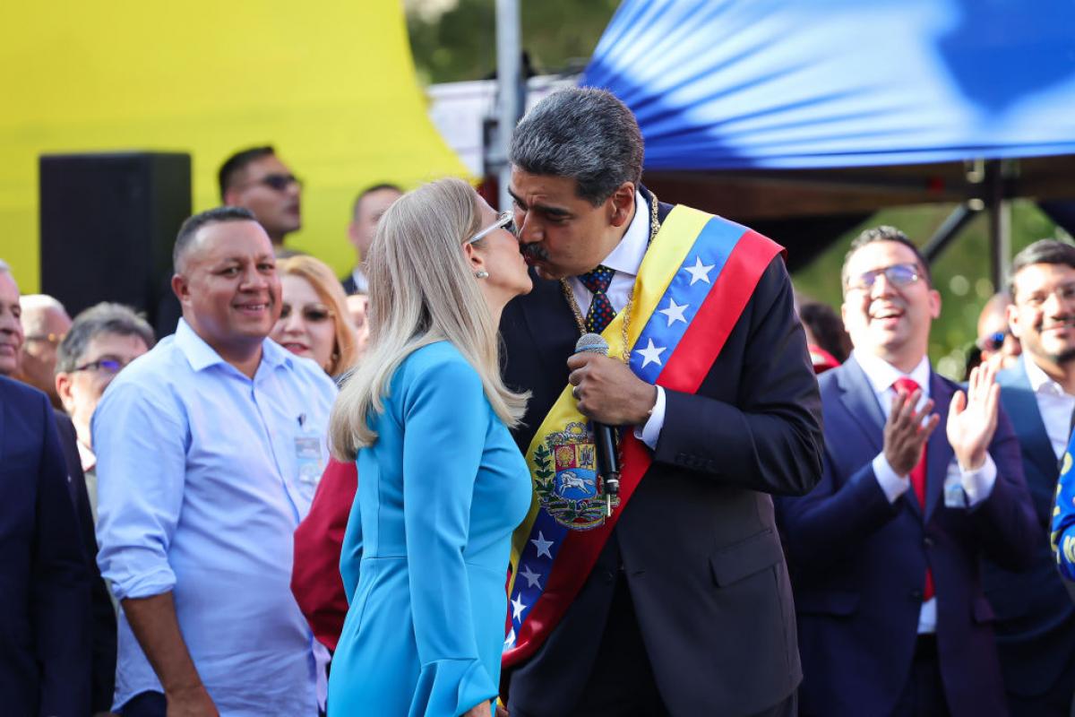 El presidente de Venezuela, Nicolás Maduro, besa a su esposa, Cilia Flores, durante un acto público tras su investidura presidencial, el 10 de enero de 2025, en Caracas.