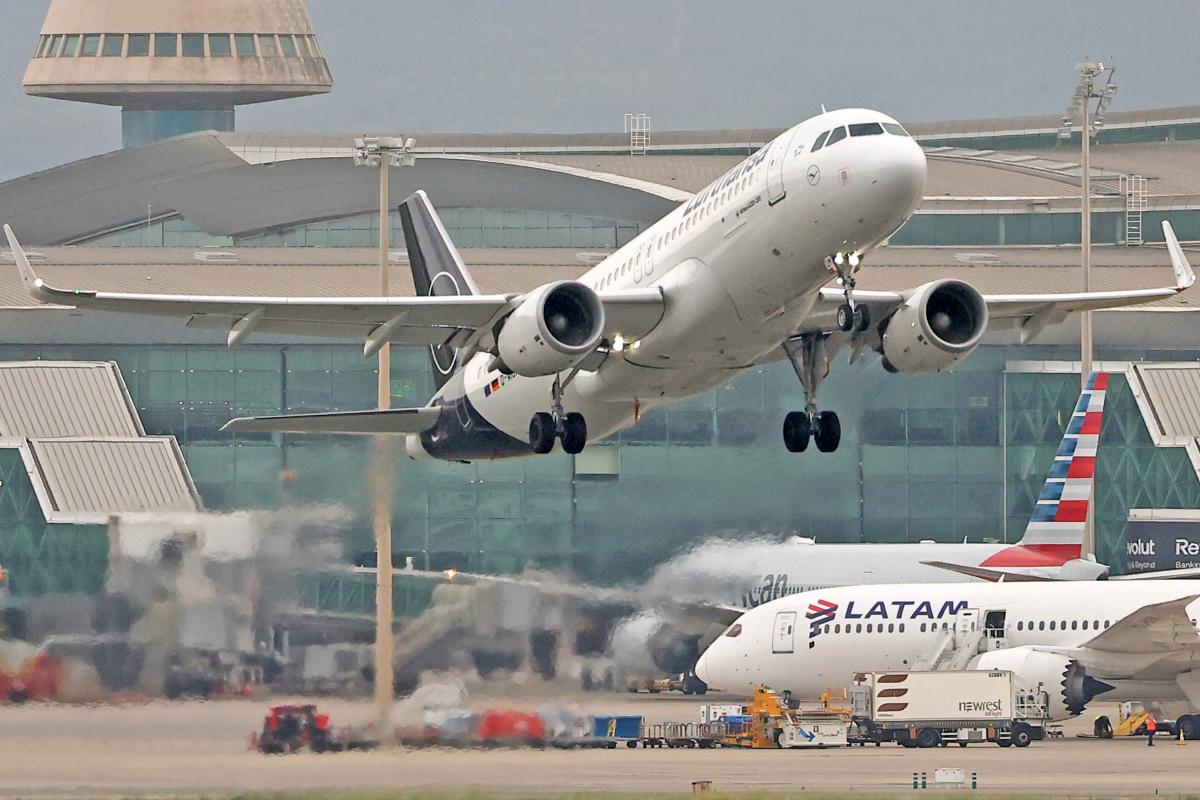 Imagen de archivo de un Lufthansa Airbus A320-214, en el aeropuerto de Barcelona-El Prat (Cataluña).