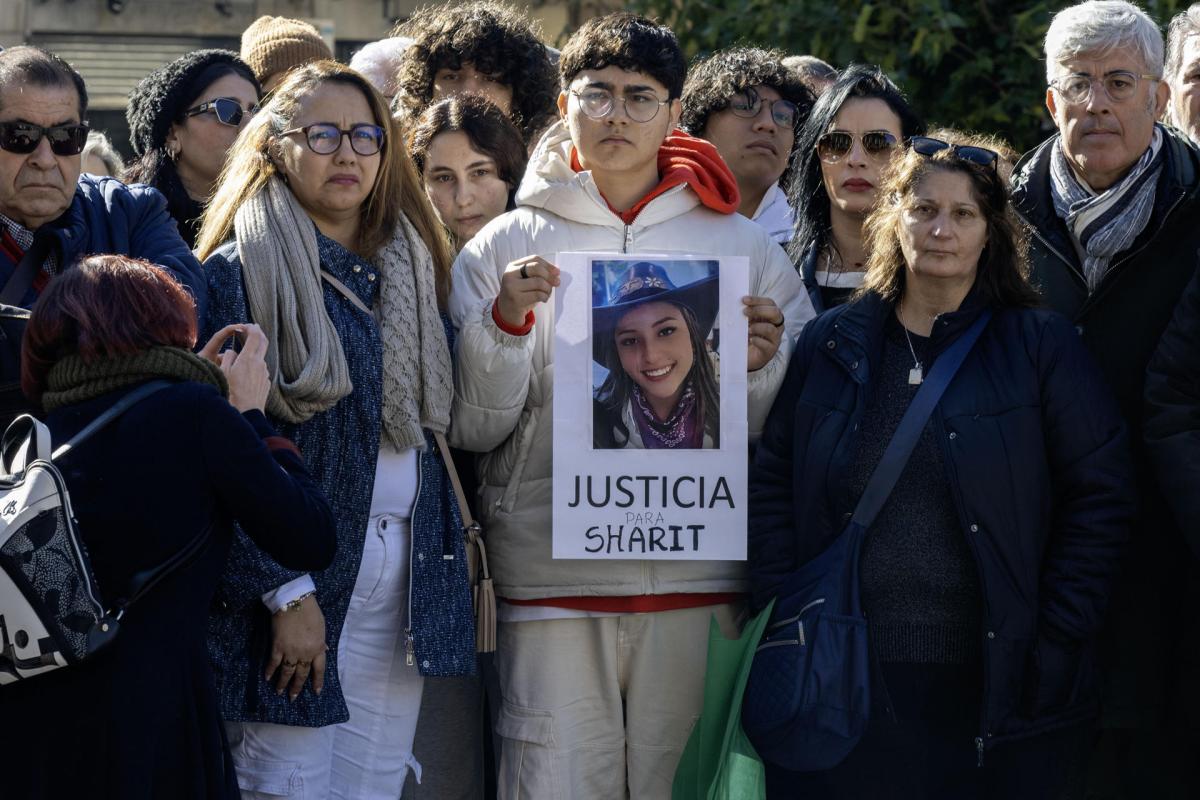 La madre de Sharit (2i), una de las dos adolescentes cuyos cuerpos sin vida aparecieron en el parque de la Concordia de Jaén, junto a varios familiares durante el minuto de silencio que este lunes ha secundado el Ayuntamiento jiennense