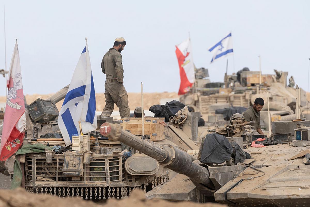 Soldados israelíes mantienen sus tanques cerca de la frontera con la Franja de Gaza, el 29 de octubre de 2025.