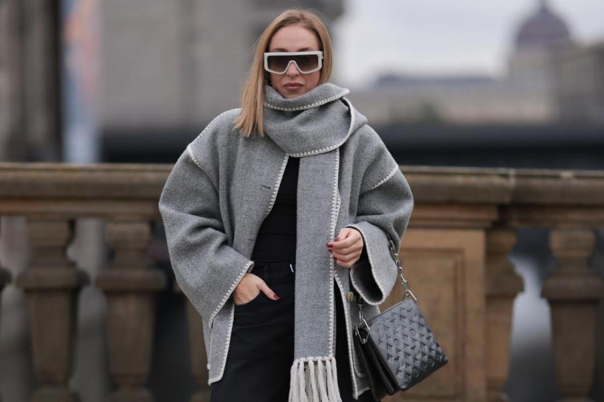 Una mujer con un abrigo con bufanda incorporada gris