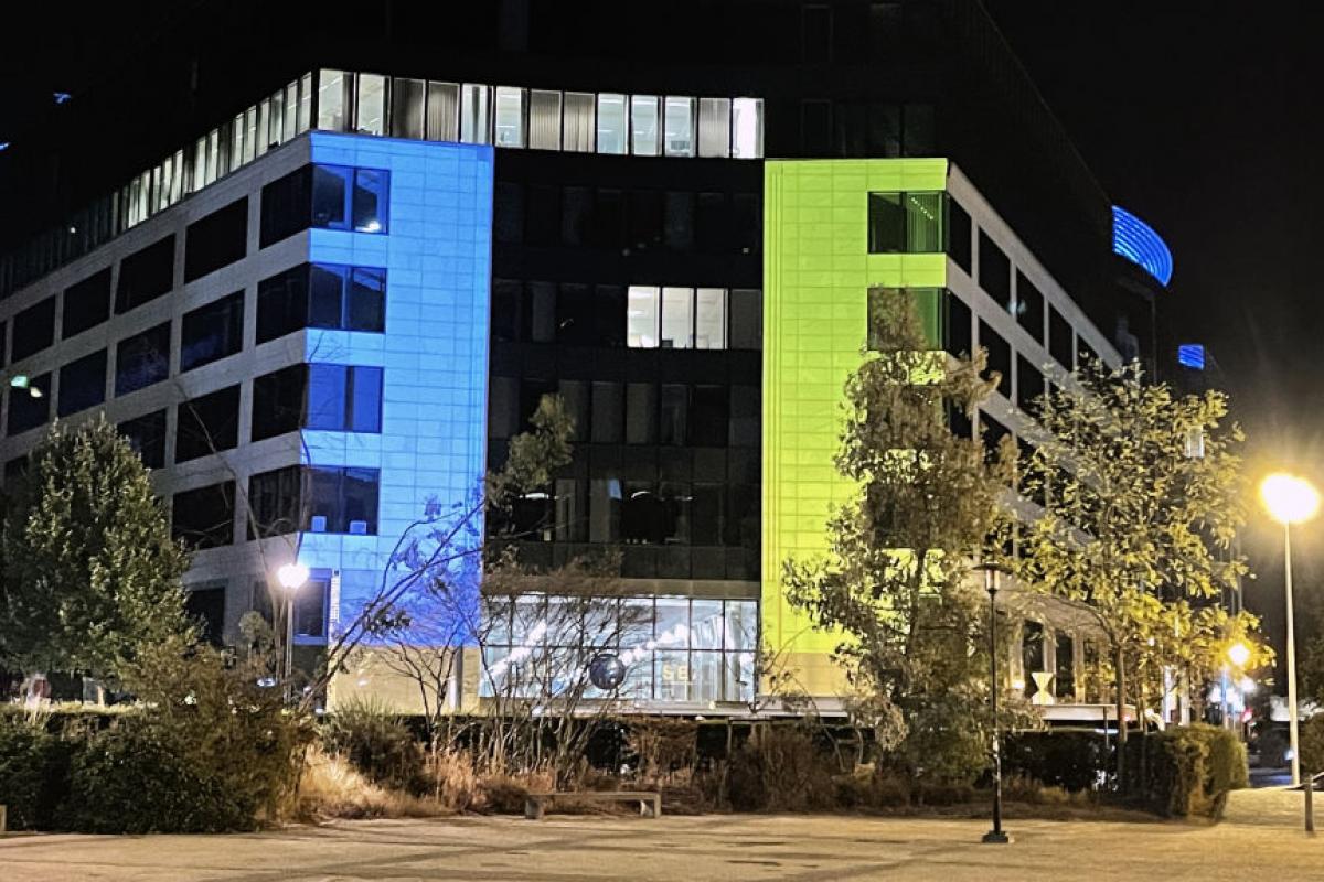 El edificio del Servicio Europeo de Acción Exterior (SEAE) se ilumina de amarillo y azul en solidaridad con Ucrania durante el Día de la Independencia de ese país en Bruselas, el 24 de agosto de 2022.