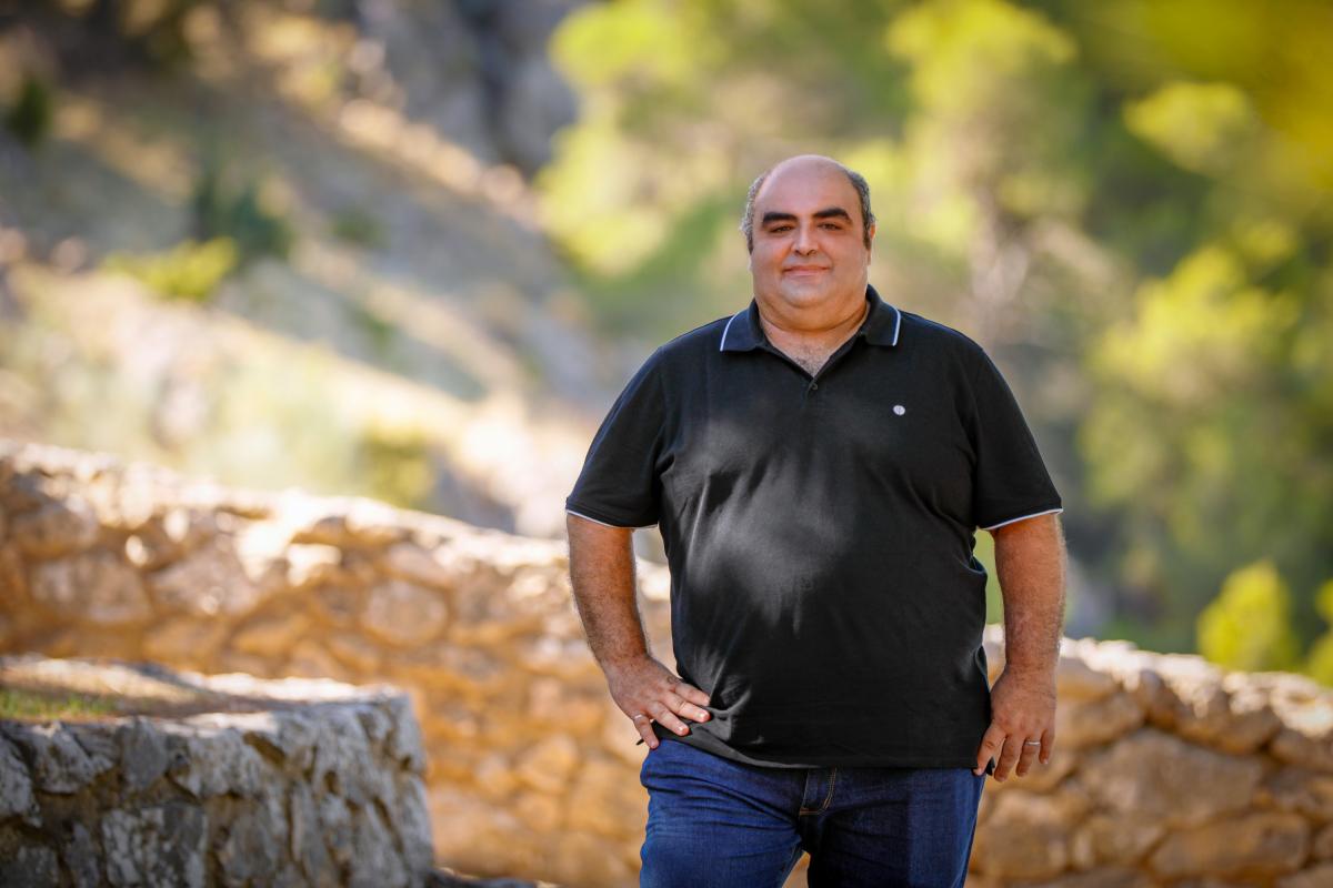 El escritor Custodio Pérez posa ante la cámara.