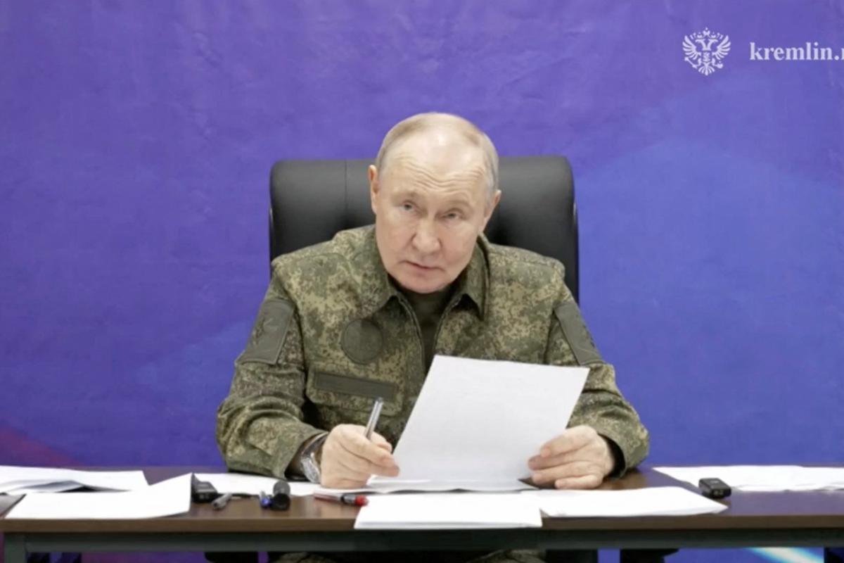 El presidente ruso, Vladimir Putin, visita un puesto de mando de su Ejército dedicado a la invasión de Ucrania, en un lugar no identificado, el 1 de diciembre de 2025.