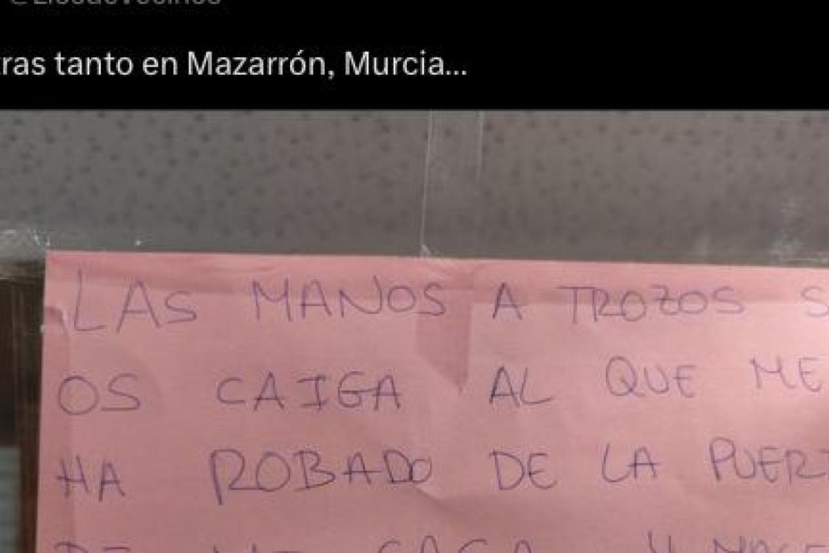 La nota que una vecina de Mazarrón dejó en el portal tras descubrir el robo de sus macetas.