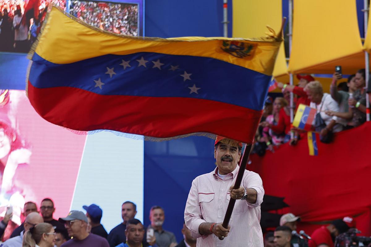 Nicolás Maduro ondea una bandera de Venezuela