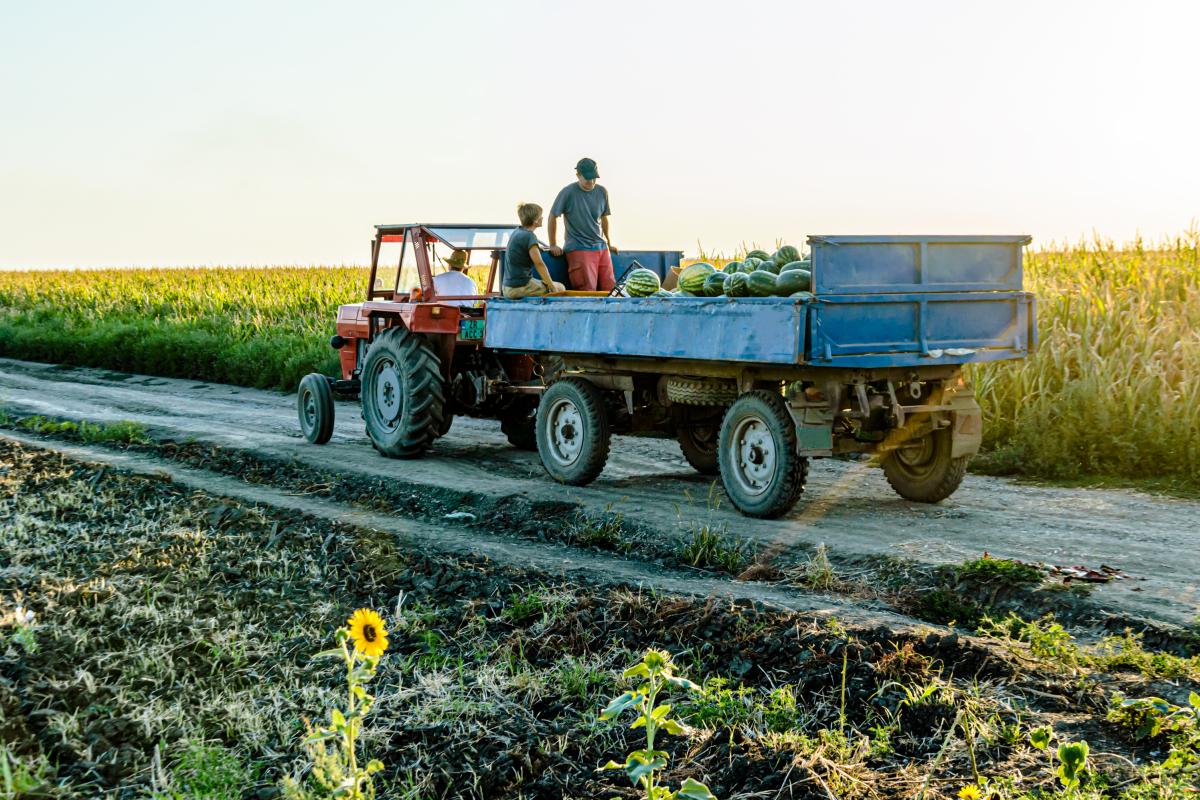 Personas en un tractor, en una imagen de archivo.
