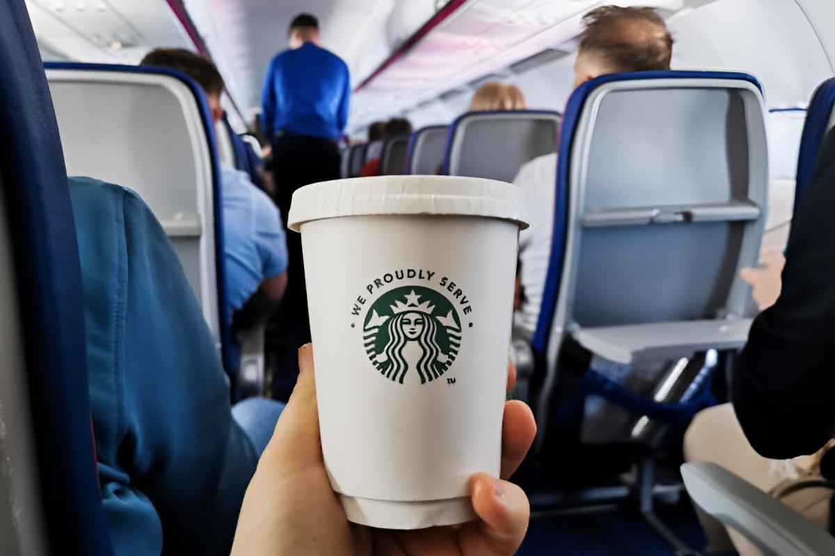 Un café de Starbucks en un vaso de cartón para tomar en el avión