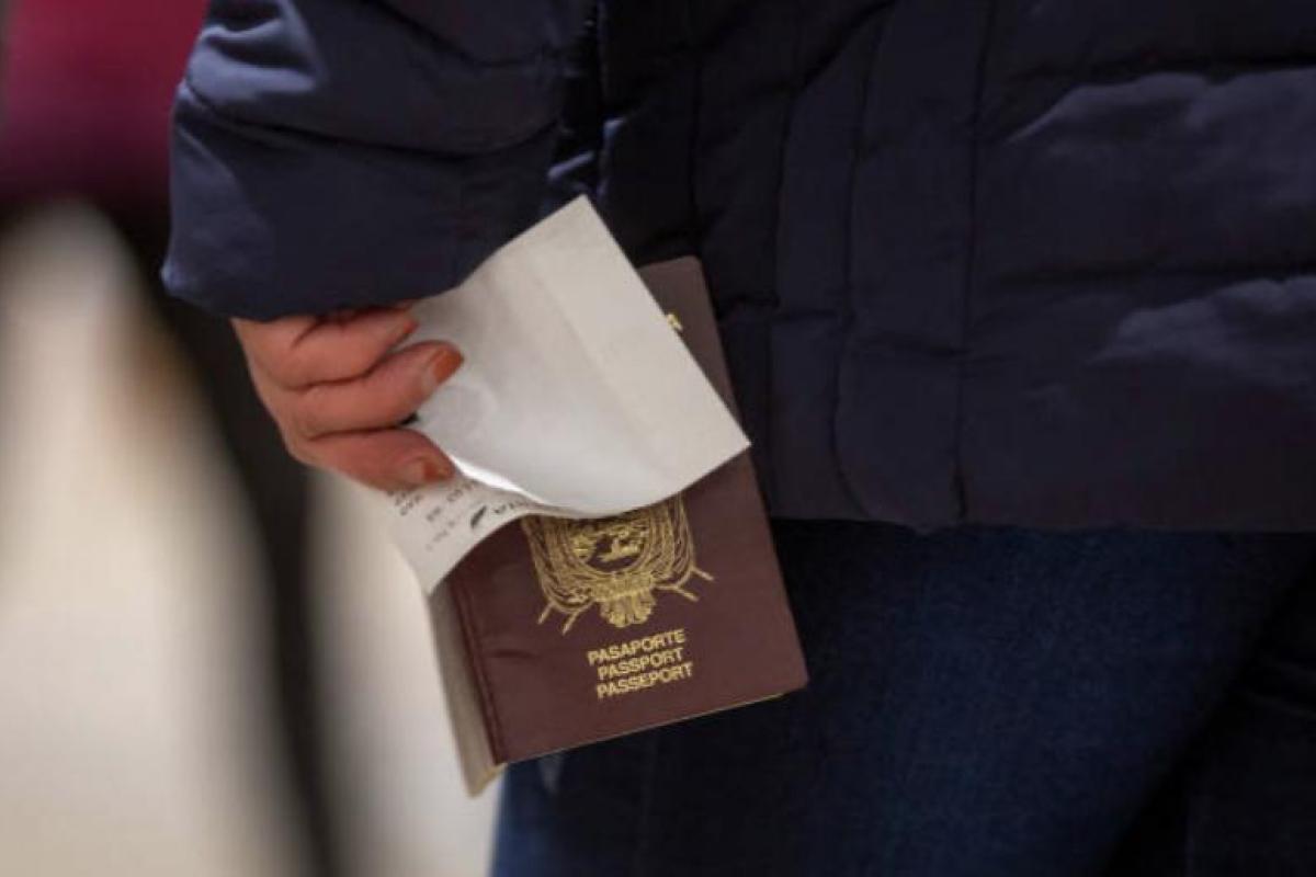 Una mujer del Ecuador residente en Madrid con su pasaporte