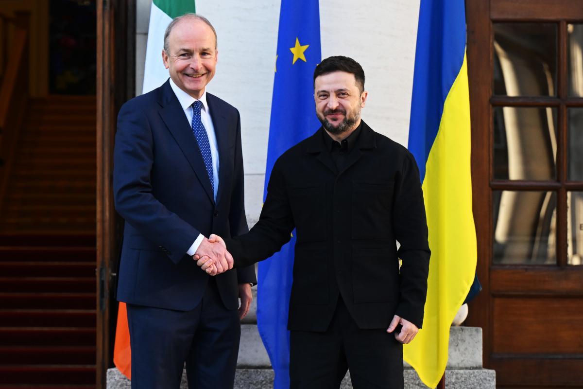 Zelenski da la mano al primer ministro de Irlanda, Michael Martin, durante su primera viista oficial al país