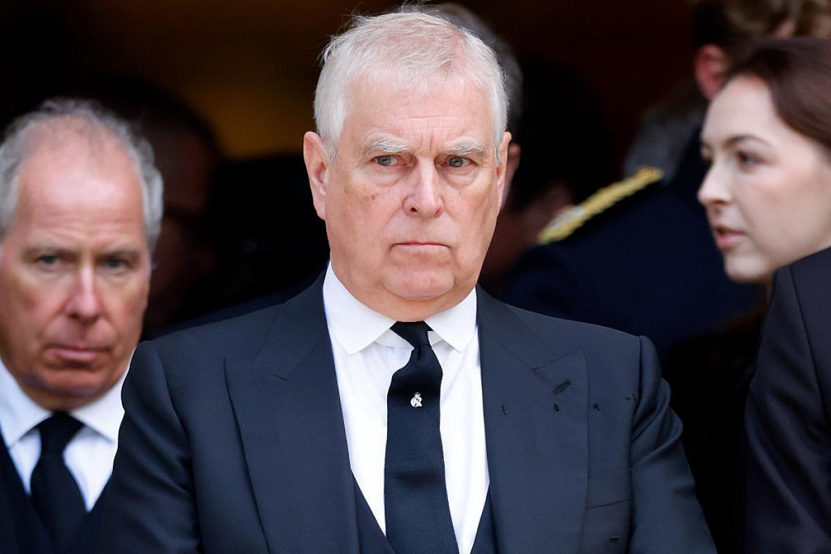 El aún príncipe Andrés, duque de York, asiste a la misa de réquiem de Catalina, duquesa de Kent, en la catedral de Westminster el 16 de septiembre de 2025, en Londres.