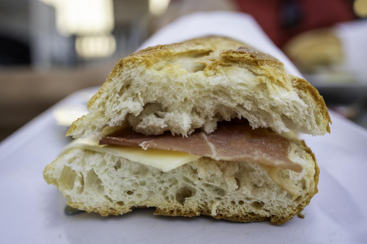 Imagen de archivo de un bocadillo de jamón.