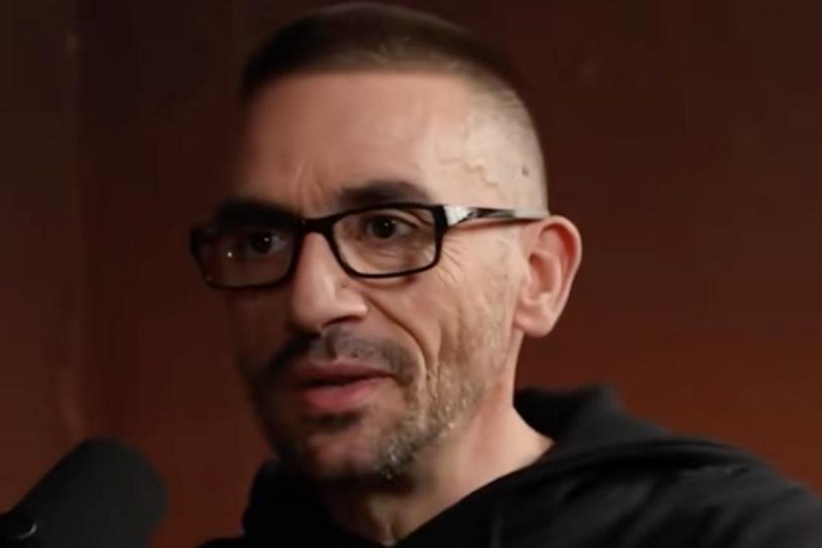 Primer plano de Juan Manuel García Pincho hablando sobre la detección de emociones auténticas y sonrisas falsas.