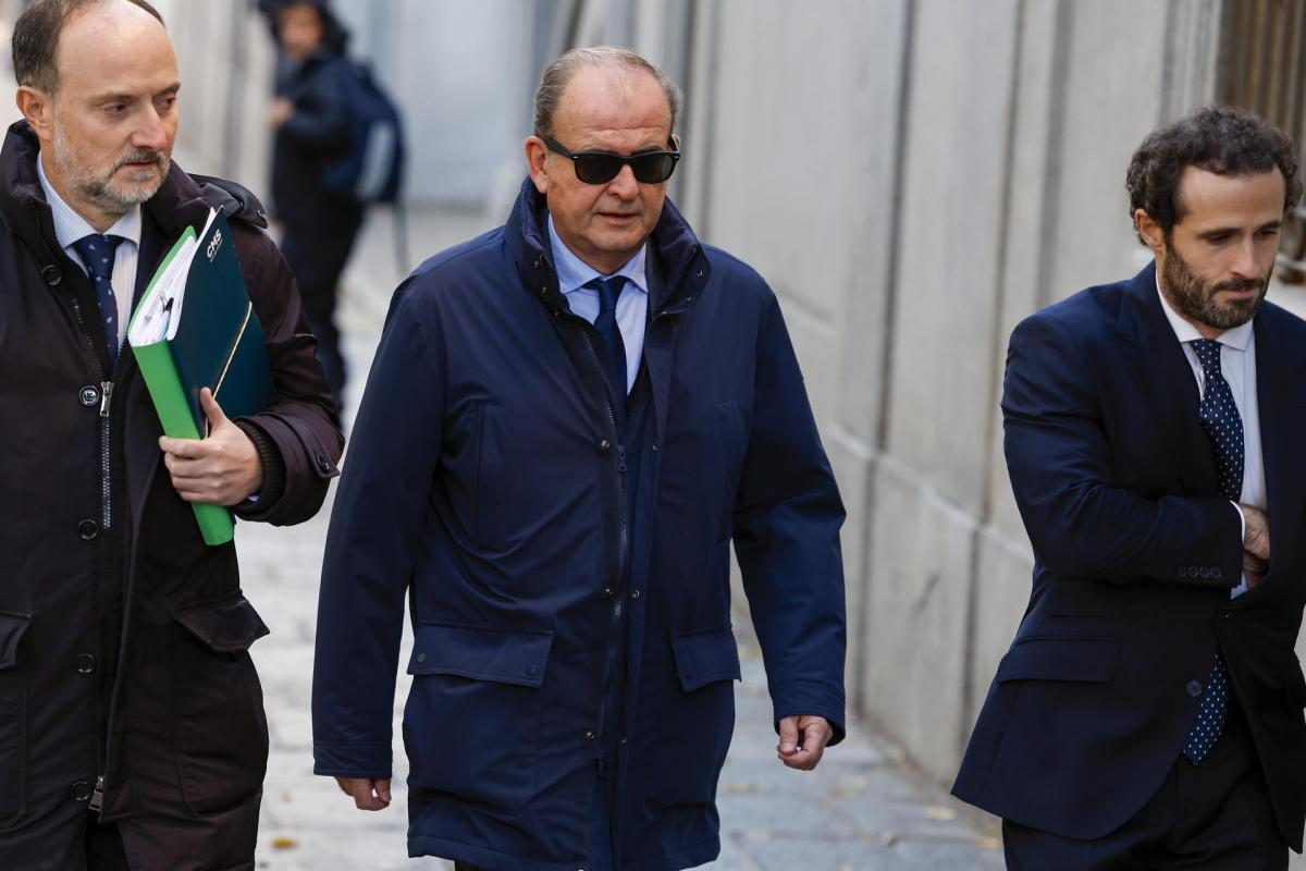 - Justo Vicente Pelegrini (c), exdirector de Construcción de Acciona en España, a su llegada este miércoles al Tribunal Supremo (TS)