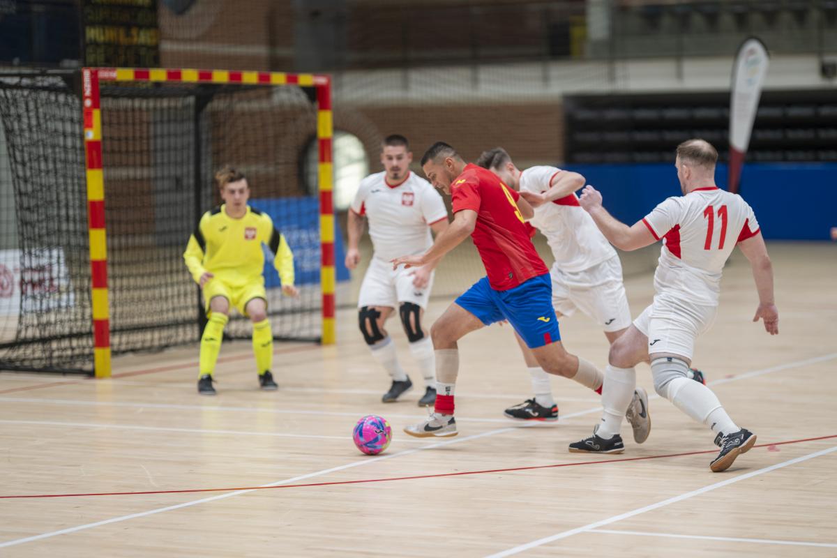 Said Khanouchi, en plena acción, este miércoles contra Polonia