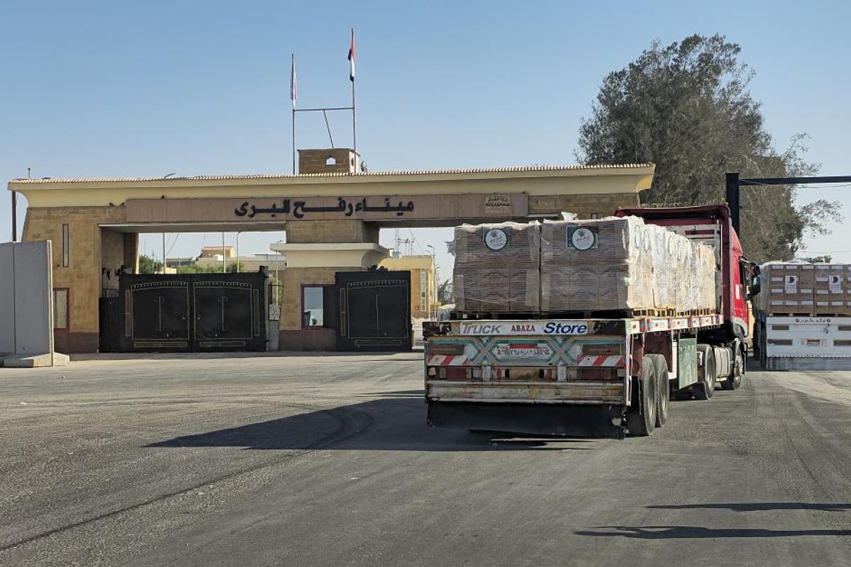 Un camión espera en el lado egipcio del paso de Rafah, con Gaza, el 22 de octubre de 2025.