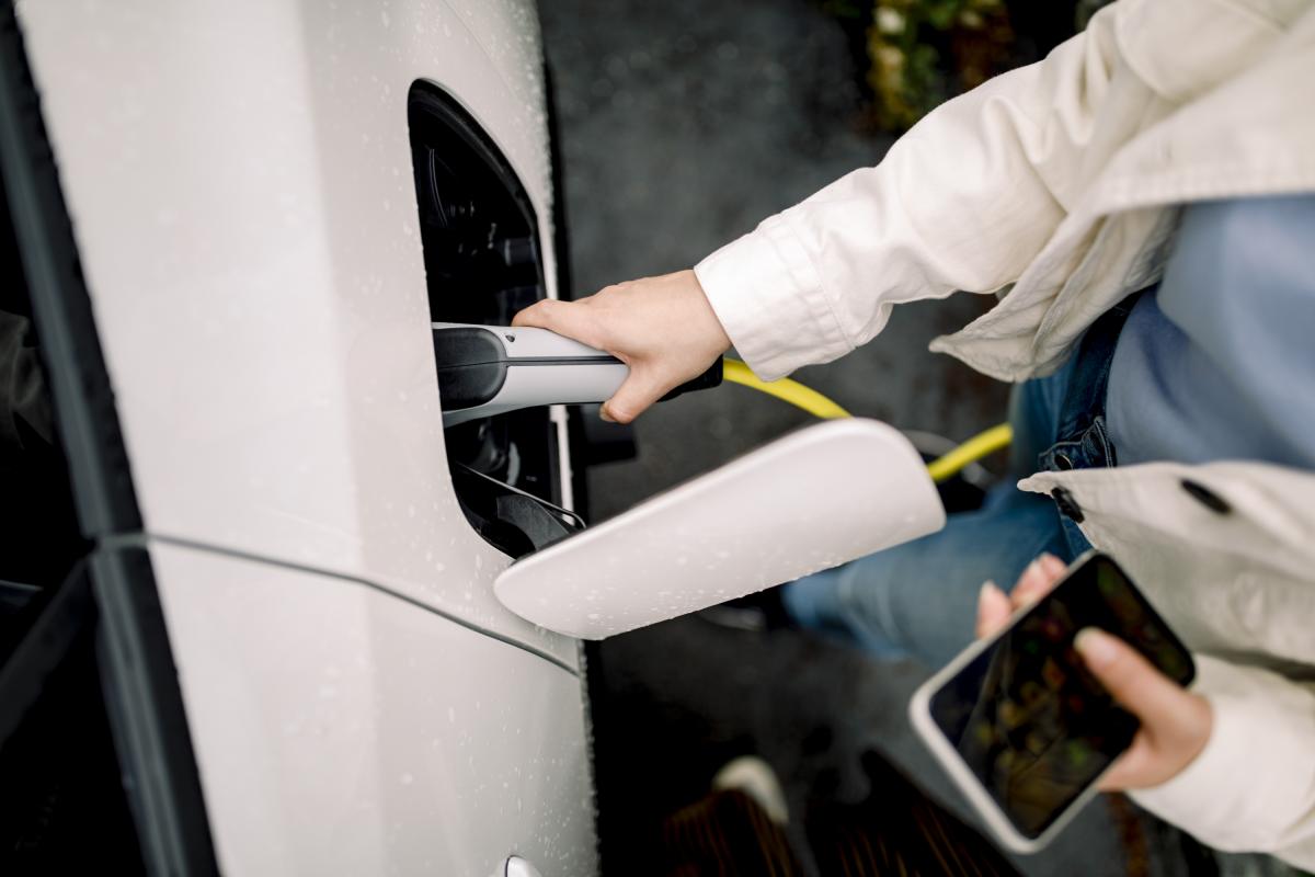 Un coche eléctrico en una imagen de archivo