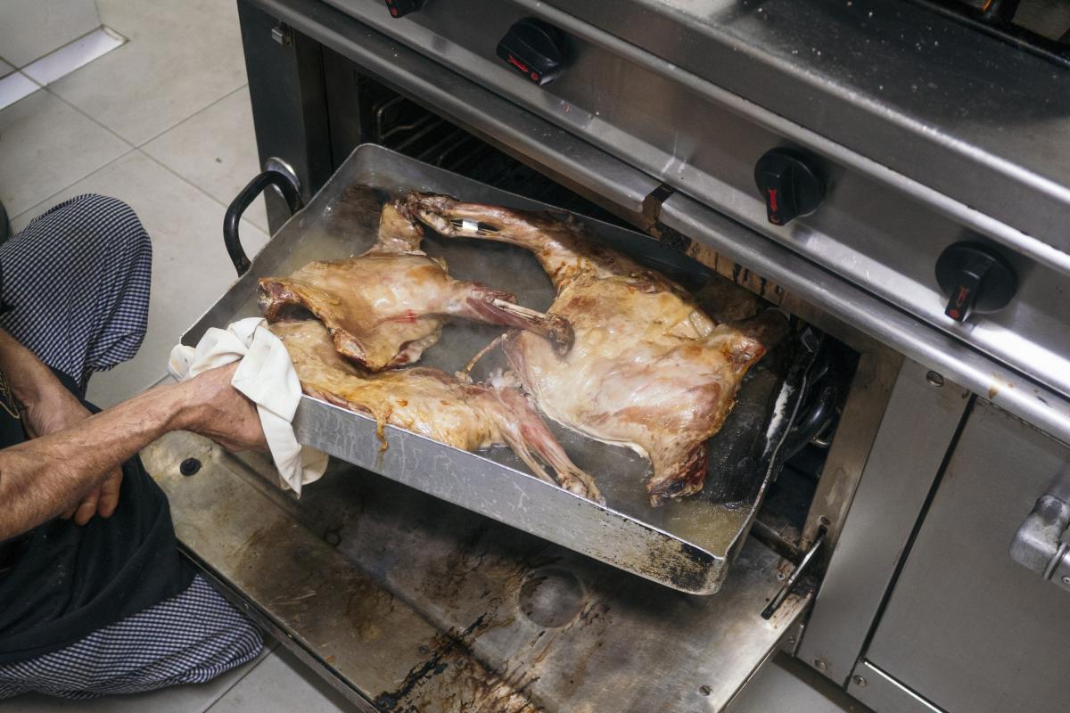 Una pieza de cordero sacada del horno.