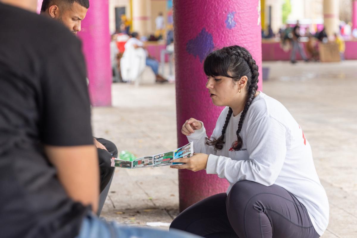 Una trabajadora comunitaria de MSF en Suchiate explica los servicios que presta la organización a los migrantes que acaban de cruzar la frontera desde Guatemala.