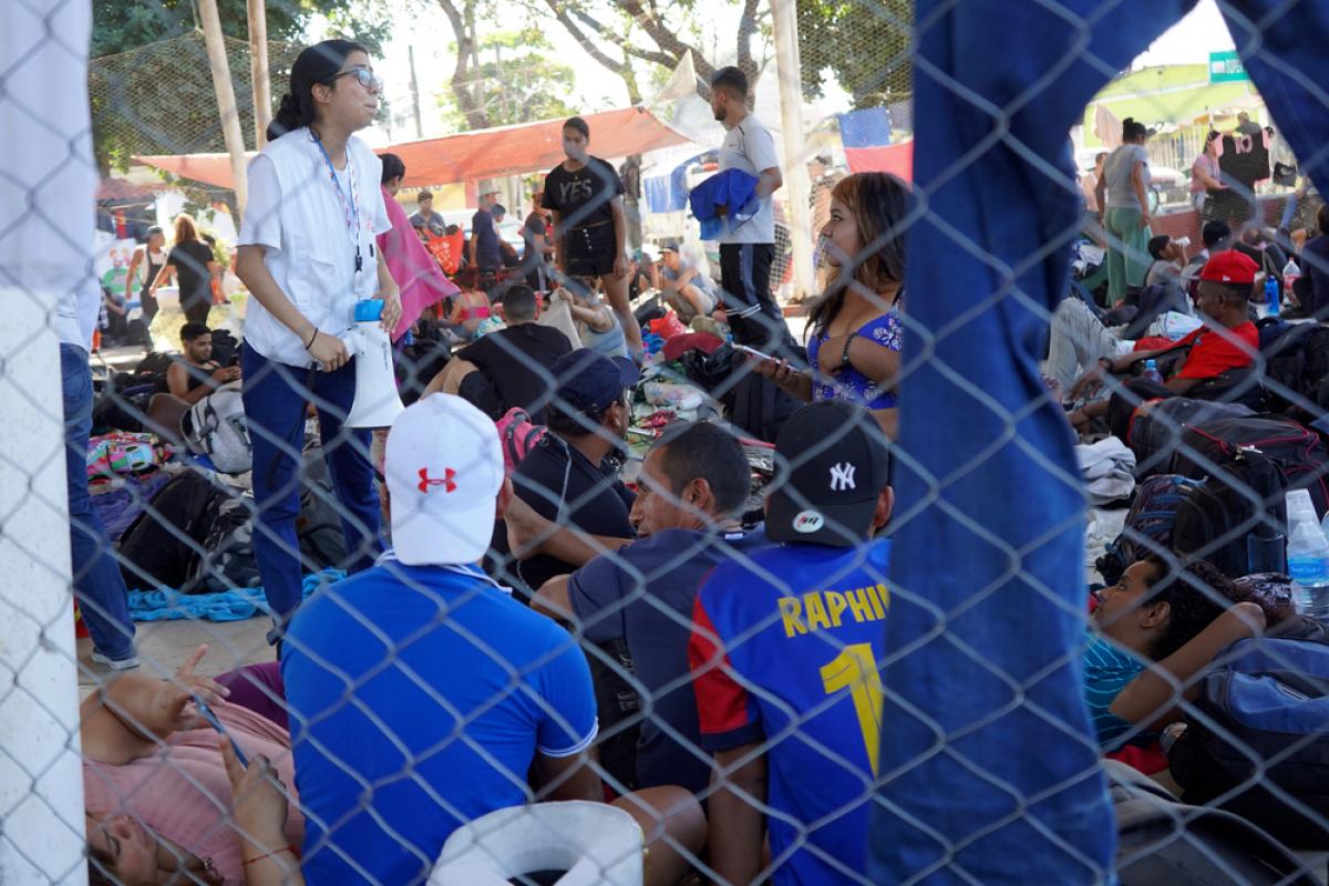 Una trabajadora de MSF en Huixtla (Chiapas), atiende a los desplazados durante la parada de una caravana migrante, en una imagen cedida por la ONG.