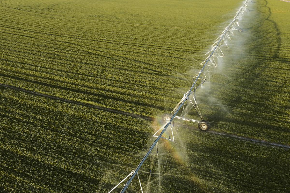 Vista aérea de un aspersor agrícola regando el campo