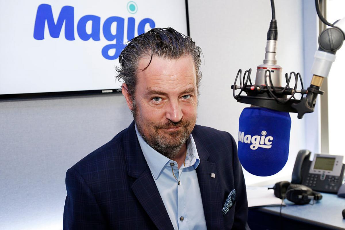 El actor Matthew Perry posa antes de conceder una entrevista a Magic Radio, el 1 de abril de 2015, en Londres.