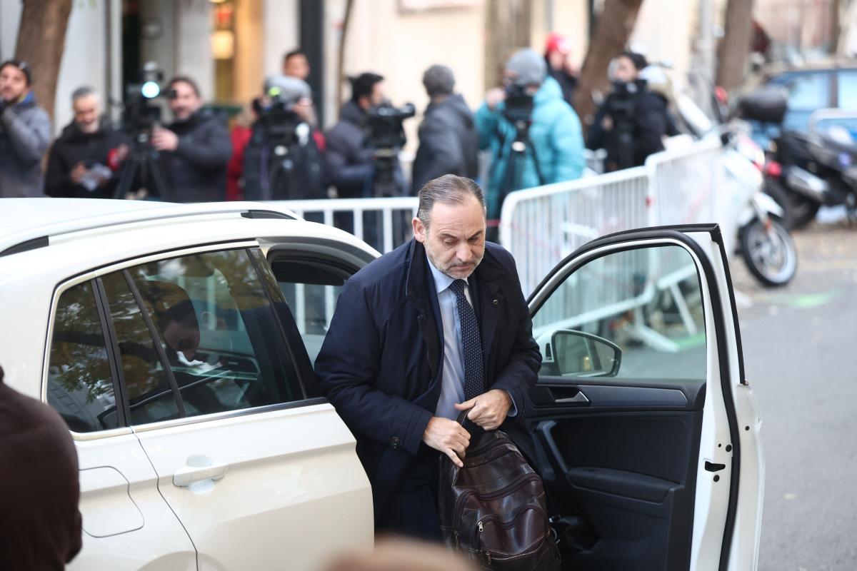 El exministro José Luis Ábalos a su llegada al Tribunal Supremo, el 27 de noviembre de 2025 en Madrid, España.