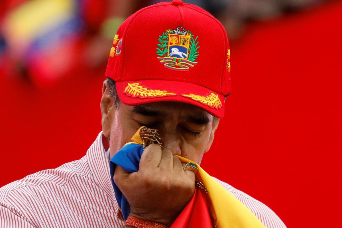 El presidente de Venezuela, Nicolás Maduro, besa la bandera de su país en un acto en el que buscaba demostrar el músculo del chavismo.