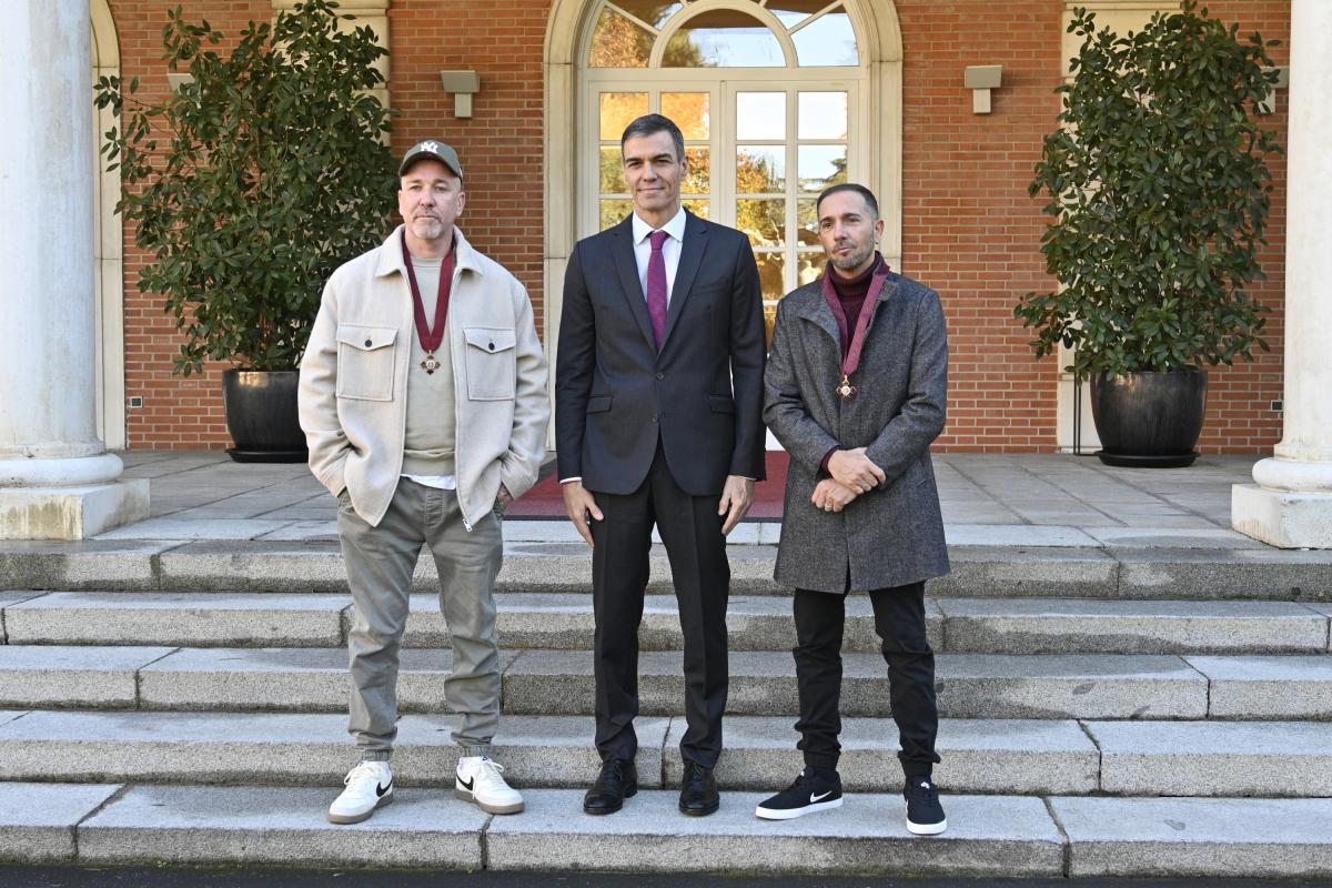 El presidente del Gobierno, Pedro Sánchez, acompañado por los integrantes del grupo de hip hop, SFDK, Zatu (i) y DJ Acción Sánchez, a los que ha entregado la Encomienda con Placa de la Orden Civil de Alfonso X el Sabio.