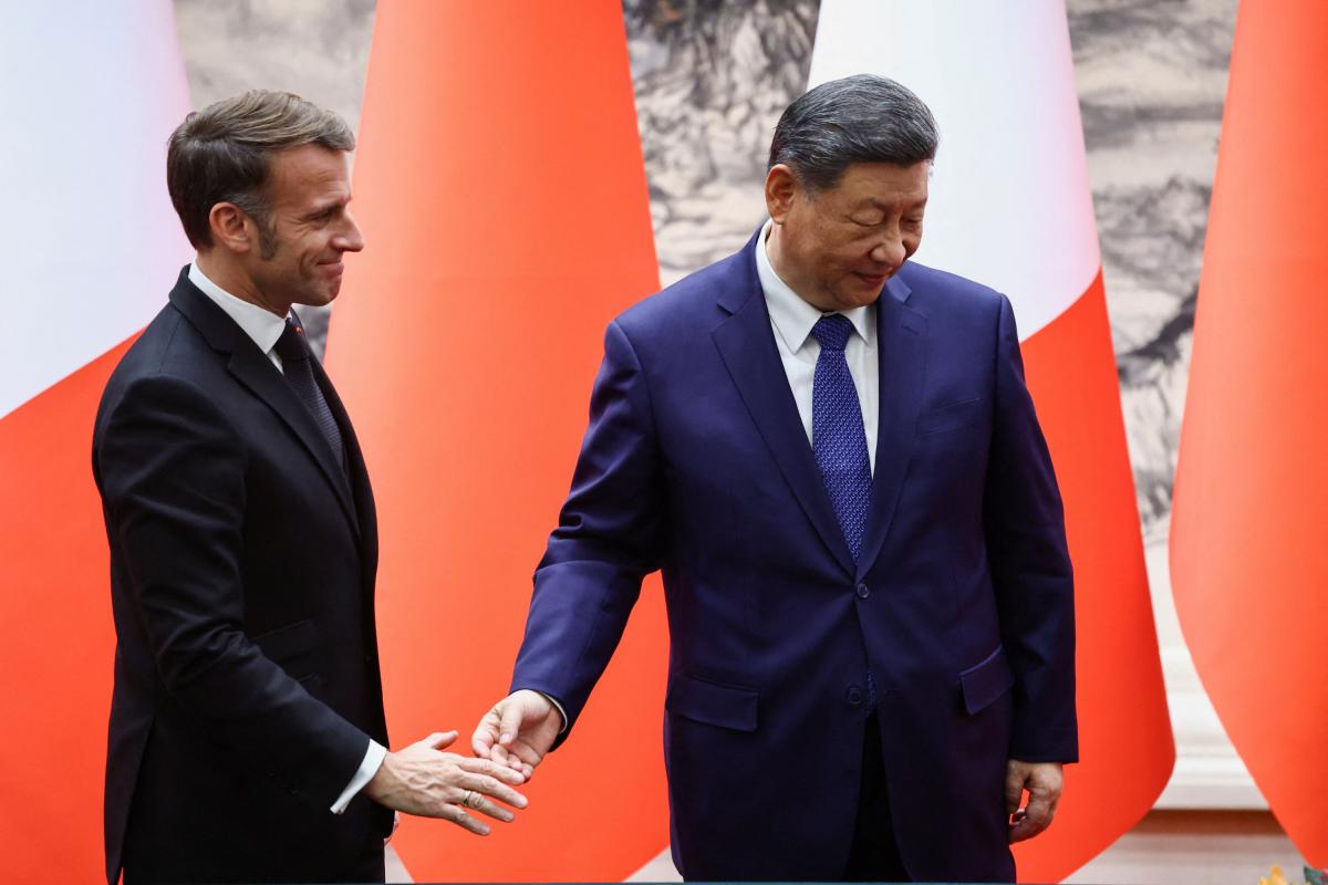 El presidente francés, Emmanuel Macron, junto a su par chino, Xi Jinping, tras una firma de acuerdos y contratos en el Gran Salón del Pueblo en Pekín, el 4 de diciembre de 2025.