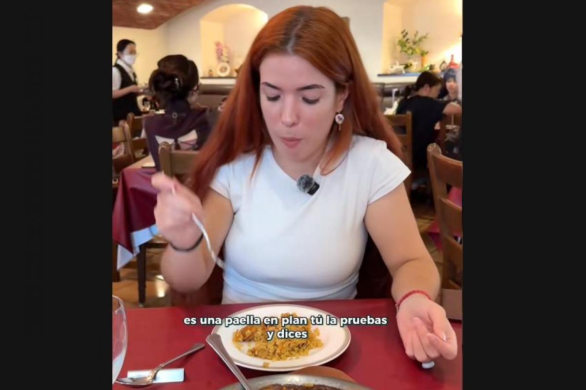 Elena prueba la paella en un restaurante de Japón.
