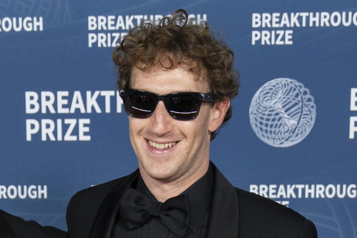 Foto de archivo de Mark Zuckerberg, con gafas de sol.