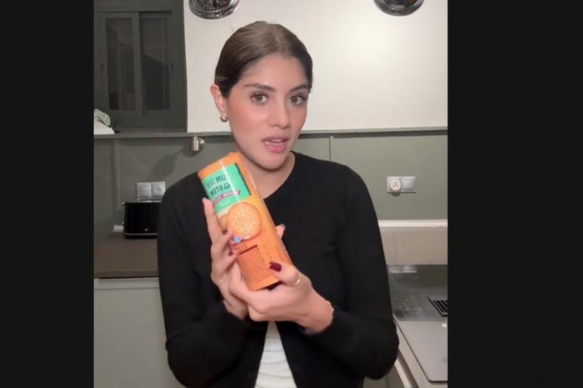 La mexicana Andrea enseña su primera compra en Mercadona.