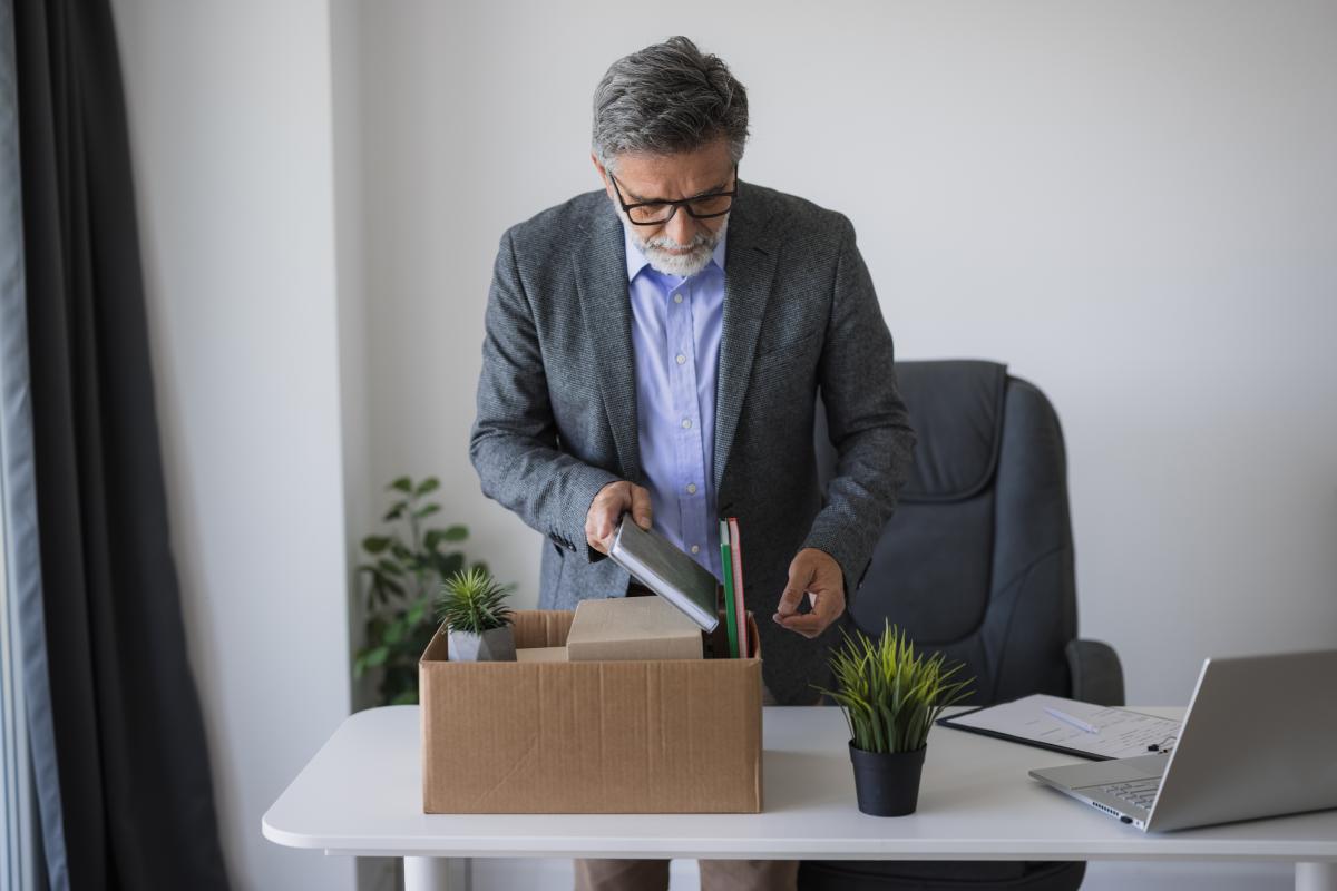 Trabajador recogiendo sus pertenencias en la oficina