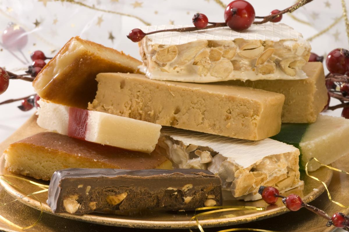 Turrón de distintos tipos.