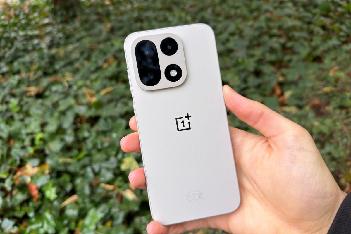 El nuevo OnePlus 15. Diseño elegante, minimalista y muy cómodo en la mano.