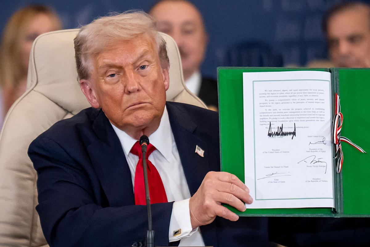 El presidente estadounidense Donald Trump muestra el tratado de paz firmado en la cumbre sobre Gaza en Sharm el Sheij (Egipto), el 13 de octubre de 2025.