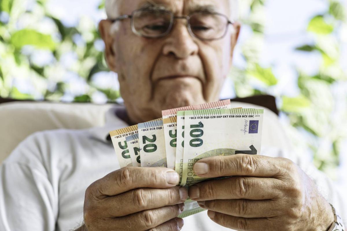 Hombre mayor contando dinero
