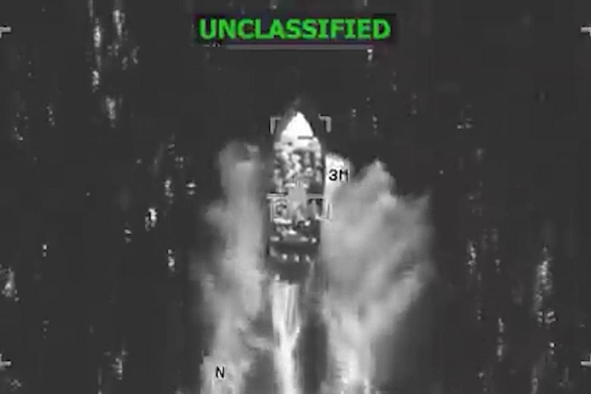 Instante en el que EEUU bombardea un presunta narcolancha en el Pacífico.