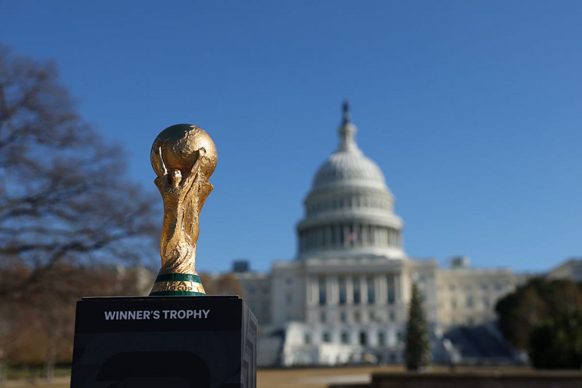 La Copa del Mundo, fotografiada frente al Capitolio en Washington D.C. en la previa del sorteo.