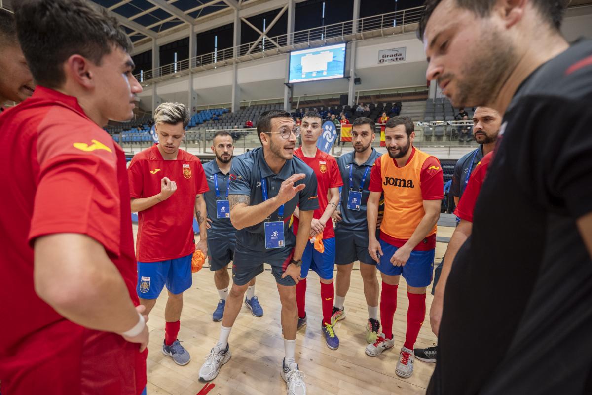 Lorenzo Martínez da indicaciones a los jugadores de la selección